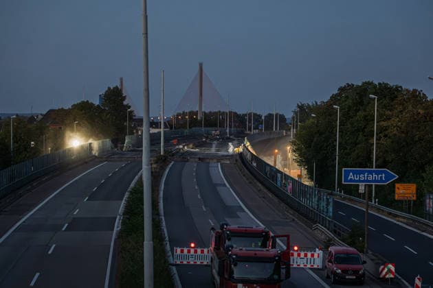 Abrissarbeiten an der Vorlandbrücke der Nordbrücke in Bonn Abrissarbeiten an der Vorlandbrücke der Nordbrücke (Friedrich-Ebert-Brücke) in Bonn: Am Wochenende wird der westliche Abschnitt der linksrheinischen Vorlandbrücke über der Graurheindorfer Herseler Straße am Anschluss Bonn-Auerberg nahezu rund um die Uhr mit schweren Baggern mit hydraulischen Abbruchzangen zurückgebaut, die A565 bleibt gesperrt. Bonn Auerberg Nordrhein-Westfalen Deutschland *** Demolition work on the approach bridge to the Nordbrücke in Bonn Demolition work on the approach bridge to the Friedrich-Ebert-Brücke (Nordbrücke) in Bonn This weekend, the western section of the approach bridge on the left bank of the Rhine, which crosses Herseler Straße in Graurhein Copyright: xMarcxJohnx