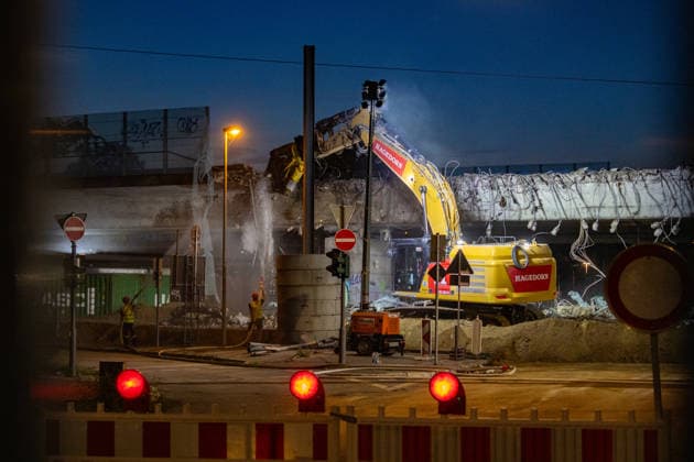 Abrissarbeiten an der Vorlandbrücke der Nordbrücke in Bonn Abrissarbeiten an der Vorlandbrücke der Nordbrücke (Friedrich-Ebert-Brücke) in Bonn: Am Wochenende wird der westliche Abschnitt der linksrheinischen Vorlandbrücke über der Graurheindorfer Herseler Straße am Anschluss Bonn-Auerberg nahezu rund um die Uhr mit schweren Baggern mit hydraulischen Abbruchzangen zurückgebaut, die A565 bleibt gesperrt. Bonn Auerberg Nordrhein-Westfalen Deutschland *** Demolition work on the approach bridge to the Nordbrücke in Bonn Demolition work on the approach bridge to the Friedrich-Ebert-Brücke (Nordbrücke) in Bonn This weekend, the western section of the approach bridge on the left bank of the Rhine, which crosses Herseler Straße in Graurhein Copyright: xMarcxJohnx
