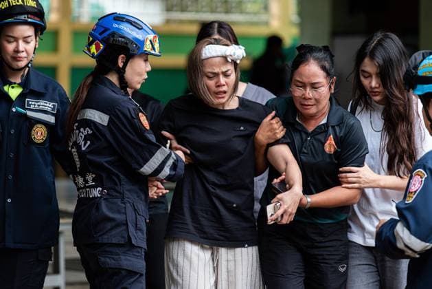 School Mass Shooting in Nonthaburi, Thailand - 7 Aug 2026 Relatives of the victims who were killed in the school mass shooting seen crying at the scene. At least 7 people, including the gunman, died in a school mass shooting. A 14-year-old student started by killing his grandparents at their home, then opened fire at the school before killing himself. Nonthaburi Thailand Copyright: xPeeraponxBoonyakiatx xSOPAxImagesx Peerapon-Boonyakiat-1441152