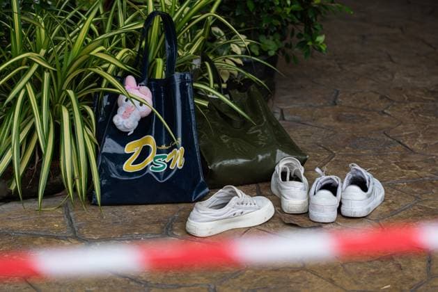School Mass Shooting in Nonthaburi, Thailand - 7 Aug 2026 Students shoes and bag seen left at the scene following a school mass shooting. At least 7 people, including the gunman, died in a school mass shooting. A 14-year-old student started by killing his grandparents at their home, then opened fire at the school before killing himself. Nonthaburi Thailand Copyright: xPeeraponxBoonyakiatx xSOPAxImagesx Peerapon-Boonyakiat-1441154