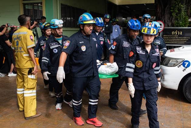 School Mass Shooting in Nonthaburi, Thailand - 7 Aug 2026 Rescue workers carried the body of the victim who was killed in the school mass shooting from the scene. At least 7 people, including the gunman, died in a school mass shooting. A 14-year-old student started by killing his grandparents at their home, then opened fire at the school before killing himself. Nonthaburi Thailand Copyright: xPeeraponxBoonyakiatx xSOPAxImagesx Peerapon-Boonyakiat-1441156