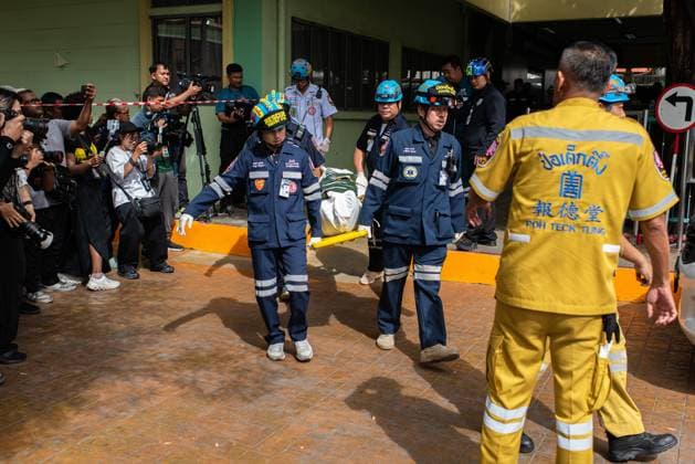 School Mass Shooting in Nonthaburi, Thailand - 7 Aug 2026 Rescue workers carried the body of the victim who was killed in the school mass shooting from the scene. At least 7 people, including the gunman, died in a school mass shooting. A 14-year-old student started by killing his grandparents at their home, then opened fire at the school before killing himself. Nonthaburi Thailand Copyright: xPeeraponxBoonyakiatx xSOPAxImagesx Peerapon-Boonyakiat-1441157