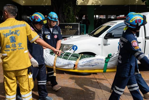 School Mass Shooting in Nonthaburi, Thailand - 7 Aug 2026 Rescue workers carried the body of the victim who was killed in the school mass shooting from the scene. At least 7 people, including the gunman, died in a school mass shooting. A 14-year-old student started by killing his grandparents at their home, then opened fire at the school before killing himself. Nonthaburi Thailand Copyright: xPeeraponxBoonyakiatx xSOPAxImagesx Peerapon-Boonyakiat-1441158
