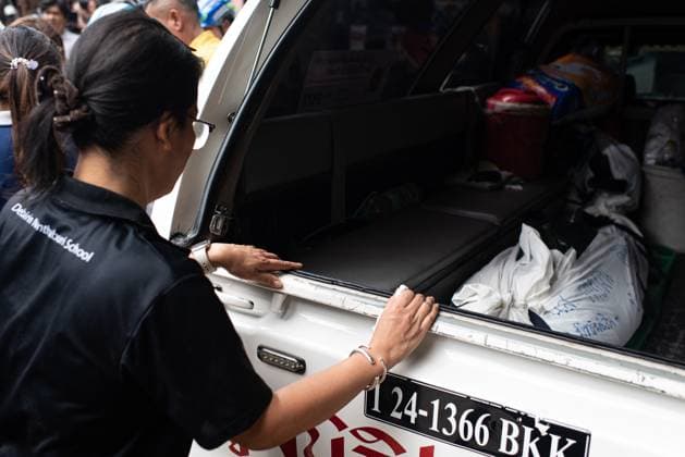 School Mass Shooting in Nonthaburi, Thailand - 7 Aug 2026 A relative looking at the body of the victim who was killed in the school mass shooting at the scene. At least 7 people, including the gunman, died in a school mass shooting. A 14-year-old student started by killing his grandparents at their home, then opened fire at the school before killing himself. Nonthaburi Thailand Copyright: xPeeraponxBoonyakiatx xSOPAxImagesx Peerapon-Boonyakiat-1441162