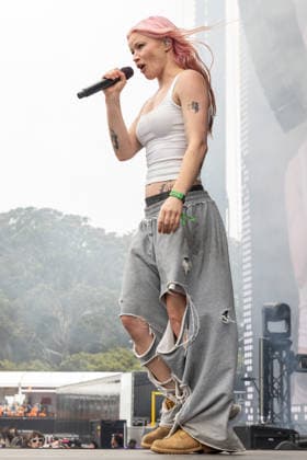 August 7, 2026, San Francisco, California, USA: RHIAN TEASDALE of English rock band Wet Leg during Outside Lands Music Festival in San Francisco, California San Francisco USA  - ZUMAs135 20260807_zap_s135_099 Copyright: xDanielxDeSloverx