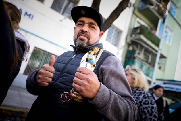 San Cayetano in Buenos Aires, Argentina - 7 Aug 2026 A devotee shows off an image of San Cayetano during the feast of San Cayetano. Small prayer cards bearing the saint s image and stalks of wheat—representing bread—are a common sight every August 7th, the feast day of San Cayetano, the patron saint of bread and work. Buenos Aires Argentina Copyright: xRobertoxTuerox xSOPAxImagesx ROBTUERO_20260807280