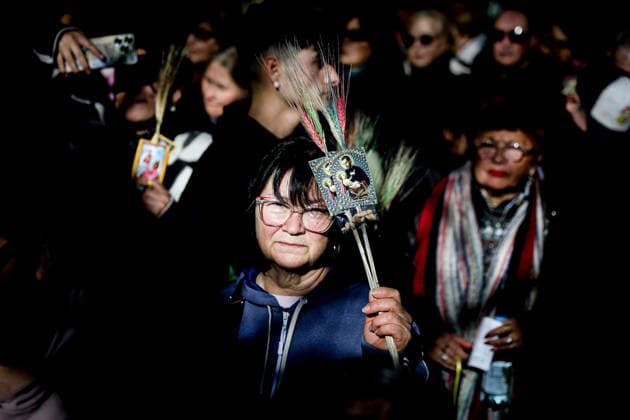 San Cayetano in Buenos Aires, Argentina - 7 Aug 2026 A devotee holds stalks of wheat and a card bearing the image of San Cayetano during the feast of San Cayetano. Small prayer cards bearing the saint s image and stalks of wheat—representing bread—are a common sight every August 7th, the feast day of San Cayetano, the patron saint of bread and work. Buenos Aires Argentina Copyright: xRobertoxTuerox xSOPAxImagesx ROBTUERO_20260807303
