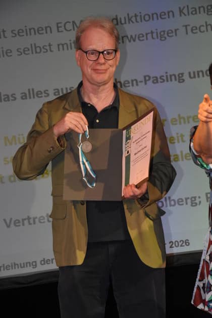 Poetentaler Preistraeger Manfred Eicher Musikproduzent Im Foto Stv. Christian Stolberg ECM Pressesprecher München 07.08.2026 Silbersaal Deutsches Theater Turmschreiber Bayerischer Poetentaler Verleihung Foto Muenchen *** Poetentaler Award Winner Manfred Eicher, Music Producer; Pictured: Christian Stolberg, Deputy ECM Press Spokesperson, Munich, August 7, 2026; Silbersaal, Deutsches Theater; Turmschreiber; Bavarian Poetentaler Award Ceremony; Photo: Munich