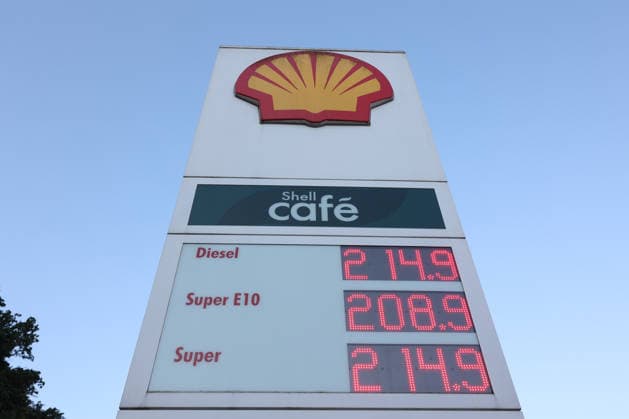 Wie ist die weitere Entwicklung der Spritpreise? Auch im August sind die Spritpreise weiterhin auf sehr hohem Niveau. SHELL Tankstelle in Siegen. Die Spritpreise am Morgen. Der aktuelle Preis fuer (für) Diesel, Super E10 und Super liegt deutlich ueber (über) 2 Euro. Tankstelle, Spritpreise am 08.08.2026 in Siegen Deutschland. *** What will happen to gas prices? Gas prices remain very high in August as well. SHELL gas station in Siegen. Gas prices this morning. The current price for diesel, Super E10, and Super is well over 2 euros. Gas station, fuel prices on August 8, 2026, in Siegen, Germany