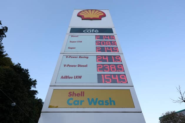 Wie ist die weitere Entwicklung der Spritpreise? Auch im August sind die Spritpreise weiterhin auf sehr hohem Niveau. SHELL Tankstelle in Siegen. Die Spritpreise am Morgen. Der aktuelle Preis fuer (für) Diesel, Super E10 und Super liegt deutlich ueber (über) 2 Euro. Tankstelle, Spritpreise am 08.08.2026 in Siegen Deutschland. *** What will happen to gas prices? Gas prices remain very high in August as well. SHELL gas station in Siegen. Gas prices this morning. The current price for diesel, Super E10, and Super is well over 2 euros. Gas station, fuel prices on August 8, 2026, in Siegen, Germany