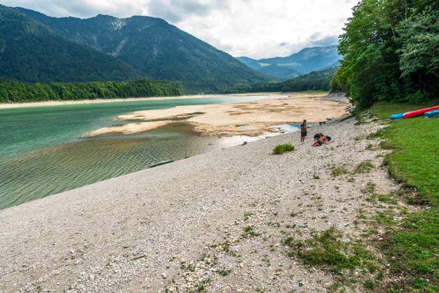 Der Wasserspiegel des Sylvensteinspeichers ist wegen anhaltender Trockenheit deutlich gesunken, breite Uferstreifen sind trocken gefallen, das Niedrigwasser sorgt für breite Kiesflächen, Bayerische Alpen, Lenggries, 7. August 2026 Deutschland, Lenggries-Fall, 7. August 2026, breite Kiesflächen am Ufer des Sylvensteinspeichers, die anhaltende Trockenheit hat den Wasserspiegel des Sylvensteinspeichers deutlich sinken lassen, breite Uferstreifen sind trocken gefallen, Niedrigwasser sorgt für einen breiten Kiesstrand, künstlicher Speichersee in den Bayerischen Voralpen bei Lenggries, Wasserspeicher zur Regulierung der Isar, Hochsommer, heißer Sommertag, Freitagnachmittag, Landkreis Bad Tölz-Wolfratshausen, Oberbayern, Sommer, Bayern ***