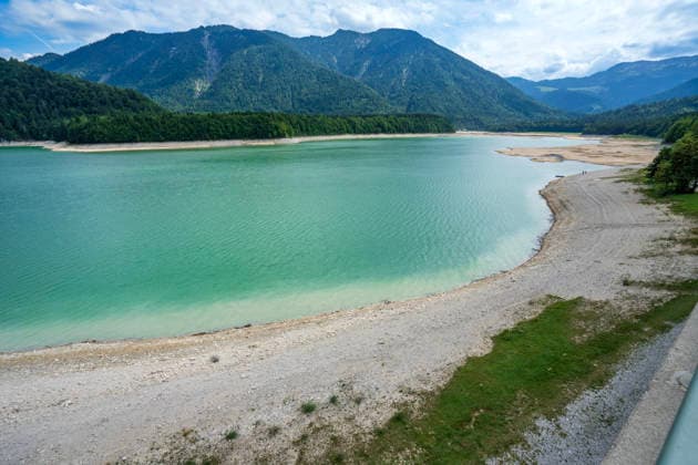 Der Wasserspiegel des Sylvensteinspeichers ist wegen anhaltender Trockenheit deutlich gesunken, breite Uferstreifen sind trocken gefallen, das Niedrigwasser sorgt für breite Kiesflächen, Bayerische Alpen, Lenggries, 7. August 2026 Deutschland, Lenggries-Fall, 7. August 2026, breite Kiesflächen am Ufer des Sylvensteinspeichers, die anhaltende Trockenheit hat den Wasserspiegel des Sylvensteinspeichers deutlich sinken lassen, breite Uferstreifen sind trocken gefallen, Niedrigwasser sorgt für einen breiten Kiesstrand, künstlicher Speichersee in den Bayerischen Voralpen bei Lenggries, Wasserspeicher zur Regulierung der Isar, Hochsommer, heißer Sommertag, Freitagnachmittag, Landkreis Bad Tölz-Wolfratshausen, Oberbayern, Sommer, Bayern ***