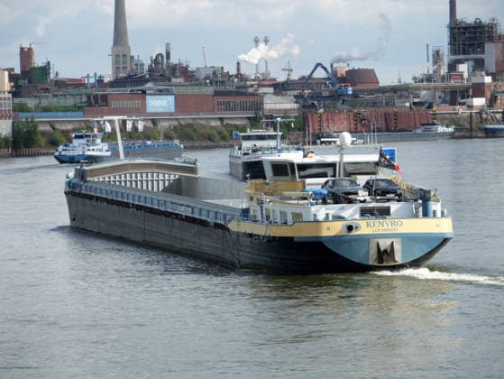 Beobachtungen bei Krefeld-Uerdingen am Rhein. Leere Binnenschiffe auf dem Rhein bei Niedrigwasser. Wirtschaft-Binnenhandel - Binnenschiffe auf dem Rhein. *** Observations near Krefeld-Uerdingen on the Rhine: Empty inland waterway vessels on the Rhine during low water levels; Economy; Inland trade; Inland waterway vessels on the Rhine