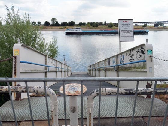 Beobachtungen bei Krefeld-Uerdingen am Rhein. Leere Binnenschiffe auf dem Rhein bei Niedrigwasser. Wirtschaft-Binnenhandel - Binnenschiffe auf dem Rhein. *** Observations near Krefeld-Uerdingen on the Rhine: Empty inland waterway vessels on the Rhine during low water levels; Economy; Inland trade; Inland waterway vessels on the Rhine