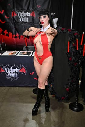 Victoria Venin auf der Midsummer Scream - Halloween & Horror Convention im Long Beach Convention Center. Long Beach, 07.08.2026 *** Victoria Venin at the Midsummer Scream Halloween Horror Convention at the Long Beach Convention Center, Long Beach, August 7, 2026 Foto:xD.xStarbuckx xFuturexImagex midsummer_6837