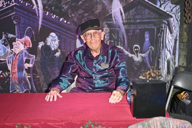 Bob Gurr auf der Midsummer Scream - Halloween & Horror Convention im Long Beach Convention Center. Long Beach, 07.08.2026 *** Bob Gurr at the Midsummer Scream Halloween Horror Convention at the Long Beach Convention Center, Long Beach, August 7, 2026 Foto:xD.xStarbuckx xFuturexImagex midsummer_6832
