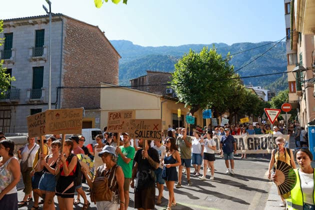 Protest Against Over-Tourism in Sóller, Mallorca: Dozens of people took part in a protest against over-tourism on August 8, 2026, in Sóller, Mallorca, Balearic Islands, Spain. The demonstration was organized by the Less Tourism, More Life Platform as a peaceful, civic, and family-friendly mobilization. Under the slogan of defending the region through respect and coexistence, the organization encourages citizens to make the demonstration an example of civic-mindedness and collective commitment. AUGUST 8, 2026 TOURISM PROTEST Tomàs Moyà Sóller, Mallorca, Balearic Islands Sóller, Mallorca, Balearic Islands, Spain  Copyright: xTomÃ sxMoyÃ x 7705723
