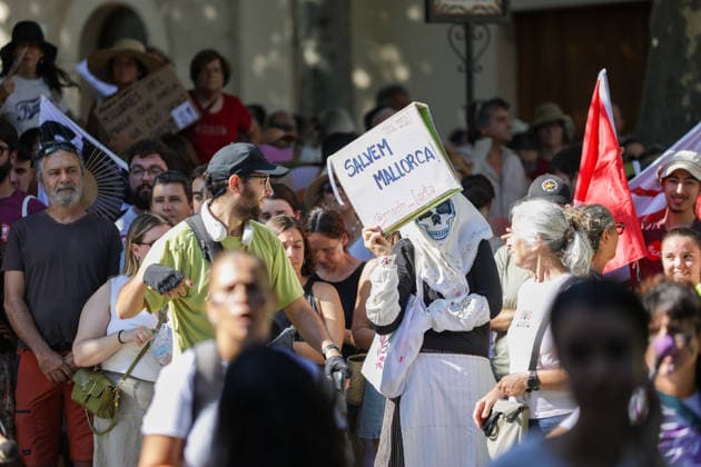 Protest Against Over-Tourism in Sóller, Mallorca: Dozens of people took part in a protest against over-tourism on August 8, 2026, in Sóller, Mallorca, Balearic Islands, Spain. The demonstration was organized by the Less Tourism, More Life Platform as a peaceful, civic, and family-friendly mobilization. Under the slogan of defending the region through respect and coexistence, the organization encourages citizens to make the demonstration an example of civic-mindedness and collective commitment. AUGUST 8, 2026 TOURISM PROTEST Tomàs Moyà Sóller, Mallorca, Balearic Islands Sóller, Mallorca, Balearic Islands, Spain  Copyright: xTomÃ sxMoyÃ x 7705724