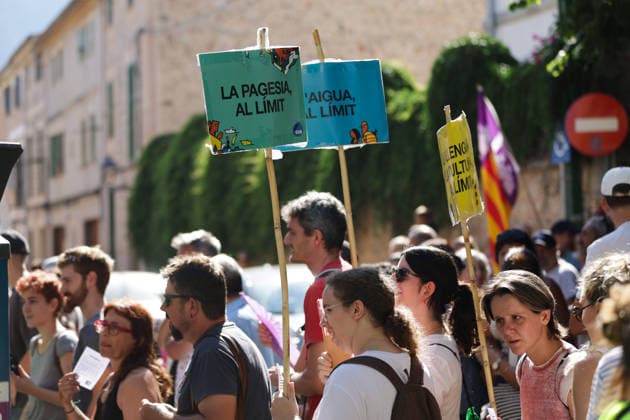 Protest Against Over-Tourism in Sóller, Mallorca: Dozens of people took part in a protest against over-tourism on August 8, 2026, in Sóller, Mallorca, Balearic Islands, Spain. The demonstration was organized by the Less Tourism, More Life Platform as a peaceful, civic, and family-friendly mobilization. Under the slogan of defending the region through respect and coexistence, the organization encourages citizens to make the demonstration an example of civic-mindedness and collective commitment. AUGUST 8, 2026 TOURISM PROTEST Tomàs Moyà Sóller, Mallorca, Balearic Islands Sóller, Mallorca, Balearic Islands, Spain  Copyright: xTomÃ sxMoyÃ x 7705726