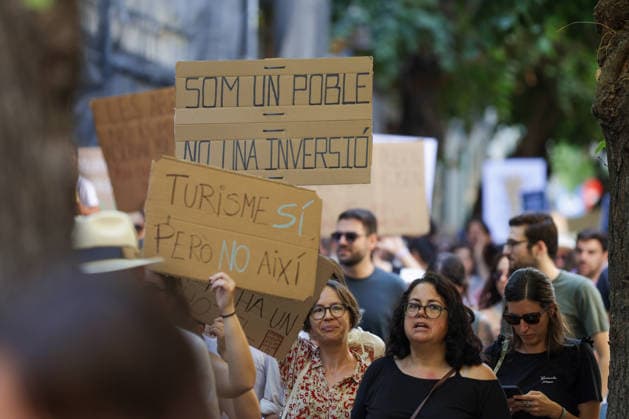 Protest Against Over-Tourism in Sóller, Mallorca: Dozens of people took part in a protest against over-tourism on August 8, 2026, in Sóller, Mallorca, Balearic Islands, Spain. The demonstration was organized by the Less Tourism, More Life Platform as a peaceful, civic, and family-friendly mobilization. Under the slogan of defending the region through respect and coexistence, the organization encourages citizens to make the demonstration an example of civic-mindedness and collective commitment. AUGUST 8, 2026 TOURISM PROTEST Tomàs Moyà Sóller, Mallorca, Balearic Islands Sóller, Mallorca, Balearic Islands, Spain  Copyright: xTomÃ sxMoyÃ x 7705727