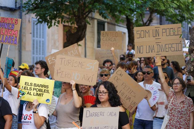 Protest Against Over-Tourism in Sóller, Mallorca: Dozens of people took part in a protest against over-tourism on August 8, 2026, in Sóller, Mallorca, Balearic Islands, Spain. The demonstration was organized by the Less Tourism, More Life Platform as a peaceful, civic, and family-friendly mobilization. Under the slogan of defending the region through respect and coexistence, the organization encourages citizens to make the demonstration an example of civic-mindedness and collective commitment. AUGUST 8, 2026 TOURISM PROTEST Tomàs Moyà Sóller, Mallorca, Balearic Islands Sóller, Mallorca, Balearic Islands, Spain  Copyright: xTomÃ sxMoyÃ x 7705728