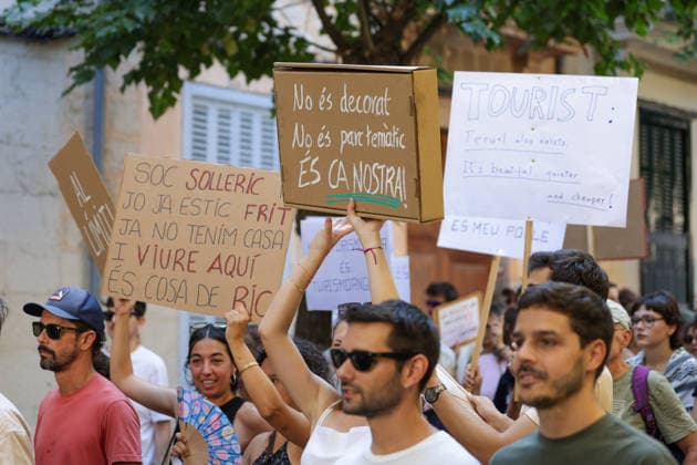 Protest Against Over-Tourism in Sóller, Mallorca: Dozens of people took part in a protest against over-tourism on August 8, 2026, in Sóller, Mallorca, Balearic Islands, Spain. The demonstration was organized by the Less Tourism, More Life Platform as a peaceful, civic, and family-friendly mobilization. Under the slogan of defending the region through respect and coexistence, the organization encourages citizens to make the demonstration an example of civic-mindedness and collective commitment. AUGUST 8, 2026 TOURISM PROTEST Tomàs Moyà Sóller, Mallorca, Balearic Islands Sóller, Mallorca, Balearic Islands, Spain  Copyright: xTomÃ sxMoyÃ x 7705729