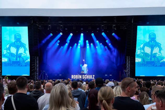 Robin Schulz live beim Sommerfestival 2026 in der Autostadt. Wolfsburg, 07.08.2026 *** Robin Schulz live at the 2026 Summer Festival at Autostadt Wolfsburg, August 7, 2026 Foto:xU.xStammx xFuturexImagex schulz_6801