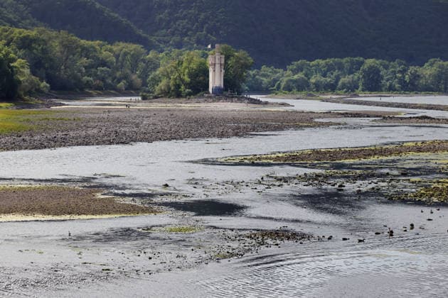 07.08.2026, Bingen, DEU Niedrigwasser am Rhein von Bingen aus gesehen. In der Mitte der Maeuseturm auf einer kleinen Insel, der normalerweise nur per Schiff zu erreichen ist. *** August 7, 2026, Bingen, Germany: Low water on the Rhine as seen from Bingen. In the center is the Maeuseturm on a small island, which is normally accessible only by boat.