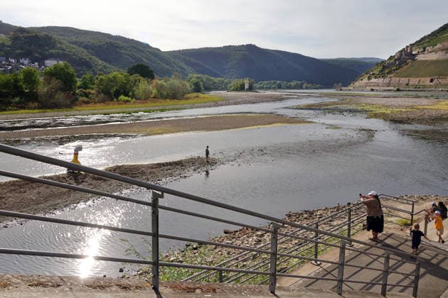 07.08.2026, Bingen, DEU Niedrigwasser am Rhein von Bingen aus gesehen. In der Mitte der Maeuseturm auf einer kleinen Insel, der normalerweise nur per Schiff zu erreichen ist. Rechts am Berg die Burgruine Ehrenfels *** August 7, 2026, Bingen, Germany: Low water on the Rhine as seen from Bingen. In the center is the Maeuseturm on a small island, which is normally accessible only by boat. On the right, on the hill, are the ruins of Ehrenfels Castle.