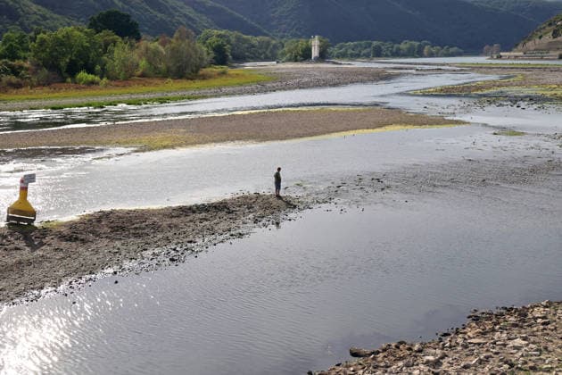 07.08.2026, Bingen, DEU Niedrigwasser am Rhein von Bingen aus gesehen. In der Mitte der Maeuseturm auf einer kleinen Insel, der normalerweise nur per Schiff zu erreichen ist. Im Vordergrund der Zufluss der Nahe *** August 7, 2026, Bingen, Germany: Low water on the Rhine as seen from Bingen. In the center is the Maeuseturm on a small island, which is normally accessible only by boat. In the foreground is the confluence with the Nahe.