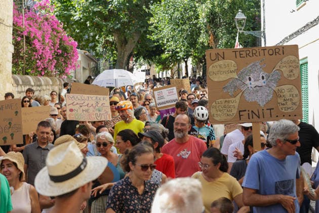 Protest Against Over-Tourism in Sóller, Mallorca: Dozens of people took part in a protest against over-tourism on August 8, 2026, in Sóller, Mallorca, Balearic Islands, Spain. The demonstration was organized by the Less Tourism, More Life Platform as a peaceful, civic, and family-friendly mobilization. Under the slogan of defending the region through respect and coexistence, the organization encourages citizens to make the demonstration an example of civic-mindedness and collective commitment. AUGUST 8, 2026 TOURISM PROTEST Tomàs Moyà Sóller, Mallorca, Balearic Islands Sóller, Mallorca, Balearic Islands, Spain  Copyright: xTomÃ sxMoyÃ x 7705833