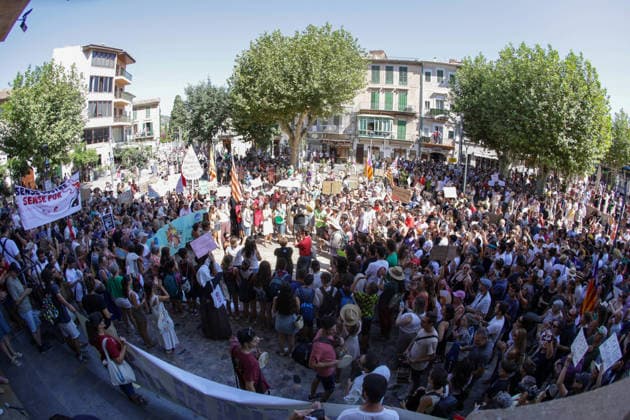 Protest Against Over-Tourism in Sóller, Mallorca: Dozens of people took part in a protest against over-tourism on August 8, 2026, in Sóller, Mallorca, Balearic Islands, Spain. The demonstration was organized by the Less Tourism, More Life Platform as a peaceful, civic, and family-friendly mobilization. Under the slogan of defending the region through respect and coexistence, the organization encourages citizens to make the demonstration an example of civic-mindedness and collective commitment. AUGUST 8, 2026 TOURISM PROTEST Tomàs Moyà Sóller, Mallorca, Balearic Islands Sóller, Mallorca, Balearic Islands, Spain  Copyright: xTomÃ sxMoyÃ x 7705838