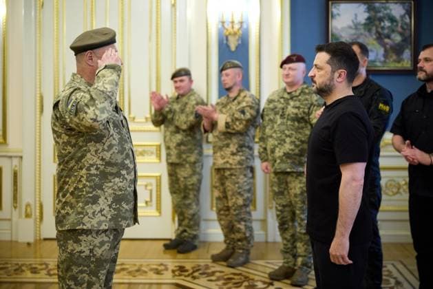 Zelensky honors Ukrainian communications and cybersecurity service members Ukrainian President Volodymyr Zelensky presents state awards to members of the Communications and Cybersecurity Forces of the Armed Forces of Ukraine in Kyiv, Ukraine, on August 8, 2026, marking their professional day. Photo by PRESIDENT OF UKRAINE apaimages Ukraine Ukraine Ukraine 080826_Ukraine_UPO_00(6).jpeg Copyright: xapaimagesxPRESIDENTxOFxUKRAINEx xapaimagesx
