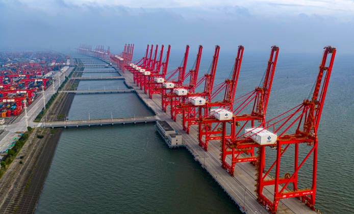 News Bilder des Tages TAICANG, CHINA - AUGUST 08: More than 30 quay cranes are raised and locked into wind-facing positions at the Taicang Zone terminal of Suzhou Port as Typhoon Dolphin approaches on August 8, 2026 in Taicang, Suzhou, Jiangsu Province of China. China s National Meteorological Center issued a yellow alert on Thursday evening, forecasting Typhoon Dolphin to make landfall along China s eastern coast between Shanghai and Fuqing in Fujian Province on Sunday or Monday, with an intensity ranging from typhoon to severe typhoon level, bringing heavy rain to areas north of the landfall site.  Copyright: xVCGx 111658762556