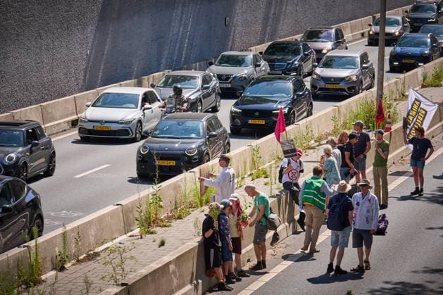 THE HAGUE - Climate protesters from Extinction Rebellion during a blockade of the A12 motorway. In a statement, XR reports that the blockade is a response to the persistent Dutch drought and the apocalyptic wildfires in France, Spain, and Limburg . PHIL NIJHUIS ANP netherlands out - belgium out  Copyright: xx x565076267x originalFilename: 565076267.jpg