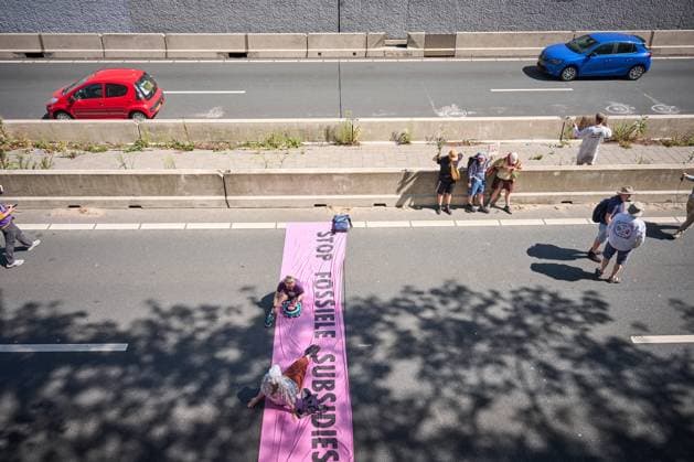 THE HAGUE - Climate protesters from Extinction Rebellion during a blockade of the A12 motorway. In a statement, XR reports that the blockade is a response to the persistent Dutch drought and the apocalyptic wildfires in France, Spain, and Limburg . PHIL NIJHUIS ANP netherlands out - belgium out  Copyright: xx x565076269x originalFilename: 565076269.jpg