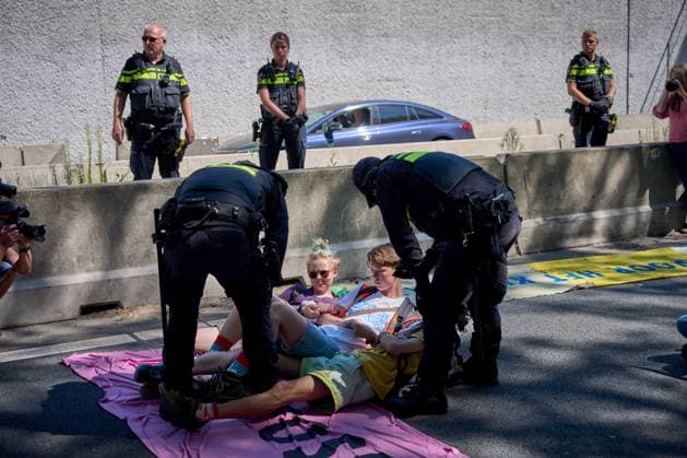 THE HAGUE - Climate protesters from Extinction Rebellion during a blockade of the A12 motorway. In a statement, XR reports that the blockade is a response to the persistent Dutch drought and the apocalyptic wildfires in France, Spain, and Limburg . PHIL NIJHUIS ANP netherlands out - belgium out  Copyright: xx x565079907x originalFilename: 565079907.jpg