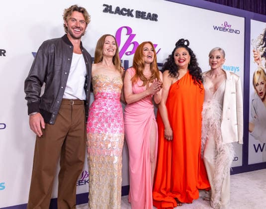 LAS VEGAS, NV - August 7, 2026 : ***HOUSE COVERAGE*** Adam Demos, Leslie Mann, Isla Fisher, Michelle Buteau and Anna Faris pictured at the Las Vegas World Premiere of Black Bear™s SPA WEEKEND at the BleauLive Theater at Fontainebleau Las Vegas in partnership with Getaways by Southwest in Las Vegas, NV on August 7, 2026. Copyright: xGDPxPhotos xMediaPunchx