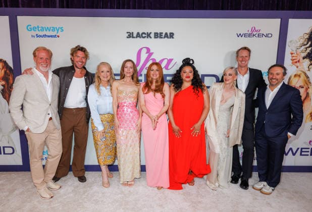 LAS VEGAS, NV - August 7, 2026 : ***HOUSE COVERAGE*** Writer Director Scott Moore, Adam Demos, Leslie Mann, Isla Fisher, Michelle Buteau, Anna Faris, Writer Director Jon Lucas and Black Bear CEO Teddy Schwarzman pictured at the Las Vegas World Premiere of Black Bear™s SPA WEEKEND at the BleauLive Theater at Fontainebleau Las Vegas in partnership with Getaways by Southwest in Las Vegas, NV on August 7, 2026. Copyright: xGDPxPhotos xMediaPunchx