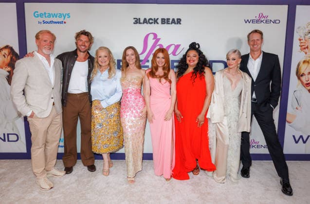 LAS VEGAS, NV - August 7, 2026 : ***HOUSE COVERAGE*** Writer Director Scott Moore, Adam Demos, Leslie Mann, Isla Fisher, Michelle Buteau, Anna Faris and Writer Director Jon Lucas pictured at the Las Vegas World Premiere of Black Bear™s SPA WEEKEND at the BleauLive Theater at Fontainebleau Las Vegas in partnership with Getaways by Southwest in Las Vegas, NV on August 7, 2026. Copyright: xGDPxPhotos xMediaPunchx