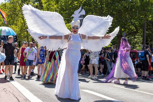 CSD Nürnberg 2026 Nürnberg Pride Week, Nürnberg, 08.08.2026 Bei der Parade des Christopher Street Day (CSD) im Rahmen der Nürnberg Pride Week zieht eine Person in weißem Kleid mit großen weißen Flügeln und aufwendigem Kopfschmuck durch die Innenstadt. Zahlreiche bunt kostümierte Teilnehmer und Zuschauer säumen die Straße. Nürnberg Bayern Deutschland *** CSD Nuremberg 2026 Nuremberg Pride Week, Nuremberg, August 8, 2026 During the Christopher Street Day (CSD) parade as part of Nuremberg Pride Week, a person in a white dress with large white wings and an elaborate headpiece parades through the city center. Numerous participants and spectators in colorful costumes line the streets. Nuremberg, Bavaria, Germany 20260808-286A4553-M4000