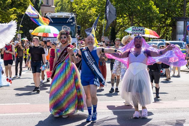 CSD Nürnberg 2026 Nürnberg Pride Week, Nürnberg, 08.08.2026 Bunt kostümierte Teilnehmer laufen bei der Parade des Christopher Street Day durch die Innenstadt, im Rahmen der Nürnberg Pride Week. Drag Queens in aufwendigen Kleidern und ein Teilnehmer mit Schärpe posieren unter bunten Regenschirmen, umgeben von jubelnden Zuschauern. Nürnberg Bayern Deutschland *** CSD Nuremberg 2026 Nuremberg Pride Week, Nuremberg, August 8, 2026 Colorfully costumed participants march through downtown during the Christopher Street Day parade, as part of Nuremberg Pride Week, drag queens in elaborate gowns and a participant wearing a sash pose under colorful umbrellas, surrounded by cheering spectators Nuremberg Bavaria Germany 20260808-286A4562-M4000
