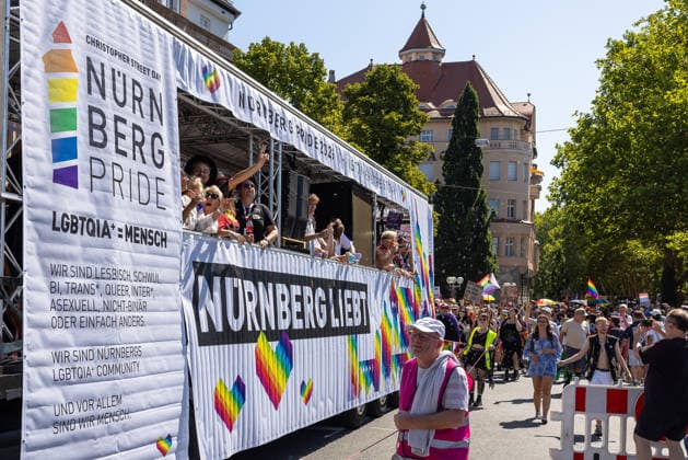 CSD Nürnberg 2026 Nürnberg Pride Week, Nürnberg, 08.08.2026 Ein festlich gestalteter Wagen mit der Aufschrift Nürnberg liebt und Regenbogen-Motiven fährt bei der Parade des Christopher Street Day durch die Nürnberger Innenstadt. Zahlreiche Teilnehmer begleiten den Umzug im Rahmen der Nürnberg Pride Week bei sonnigem Wetter. Nürnberg Bayern Deutschland *** CSD Nuremberg 2026 Nuremberg Pride Week, Nuremberg, August 8, 2026 A festively decorated float bearing the slogan Nuremberg Loves and rainbow motifs rolls through downtown Nuremberg during the Christopher Street Day parade. Numerous participants join the procession as part of Nuremberg Pride Week in sunny weather. Nuremberg, Bavaria, Germany 20260808-286A4572-M4000