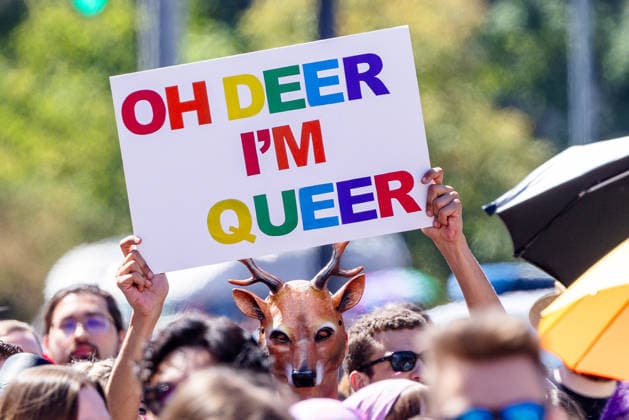 CSD Nürnberg 2026 Nürnberg Pride Week, Nürnberg, 08.08.2026 Bei der Parade des Christopher Street Day im Rahmen der Nürnberg Pride Week hält eine Person ein buntes Schild mit der Aufschrift Oh Deer I m Queer in die Höhe. Eine Person in der Menge trägt eine Hirschmaske, im Hintergrund schützt ein Regenschirm vor der Sonne. Nürnberg Bayern Deutschland *** CSD Nuremberg 2026 Nuremberg Pride Week, Nuremberg, August 8, 2026 During the Christopher Street Day parade as part of Nuremberg Pride Week, a person holds up a colorful sign reading Oh Deer, I’m Queer. A person in the crowd wears a deer mask, and in the background, an umbrella provides shade from the sun. Nuremberg, Bavaria, Germany 20260808-1V9A6769-M4000
