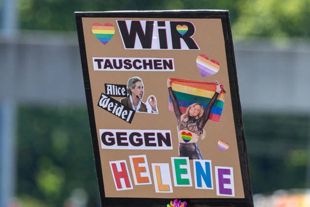CSD Nürnberg 2026 Nürnberg Pride Week, Nürnberg, 08.08.2026 Selbstgestaltetes Plakat bei der Parade des Christopher Street Day mit collagierten Motiven von Alice Weidel und Helene Fischer sowie Regenbogen-Herzen und dem Schriftzug Wir tauschen Alice Weidel gegen Helene . Die Aktion entstand im Rahmen der Nürnberg Pride Week. Nürnberg Bayern Deutschland *** CSD Nuremberg 2026 Nuremberg Pride Week, Nuremberg, August 8, 2026 A self-designed poster at the Christopher Street Day parade featuring collaged images of Alice Weidel and Helene Fischer, along with rainbow hearts and the slogan We’re swapping Alice Weidel for Helene. The project was created as part of Nuremberg Pride Week in Nuremberg, Bavaria, Germany 20260808-1V9A6789-M4000