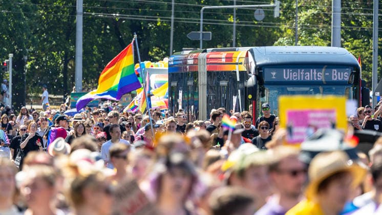 CSD Nürnberg 2026 Nürnberg Pride Week, Nürnberg, 08.08.2026 Zahlreiche Teilnehmer ziehen mit Regenbogenfahnen durch die Nürnberger Innenstadt, begleitet von einem Bus mit der Aufschrift Vielfalts-Bus . Die Parade des Christopher Street Day findet im Rahmen der Nürnberg Pride Week statt. Nürnberg Bayern Deutschland *** CSD Nuremberg 2026 Nuremberg Pride Week, Nuremberg, August 8, 2026 Numerous participants march through downtown Nuremberg carrying rainbow flags, accompanied by a bus bearing the inscription Diversity Bus. The Christopher Street Day parade takes place as part of Nuremberg Pride Week. Nuremberg, Bavaria, Germany 20260808-1V9A6790-M4000