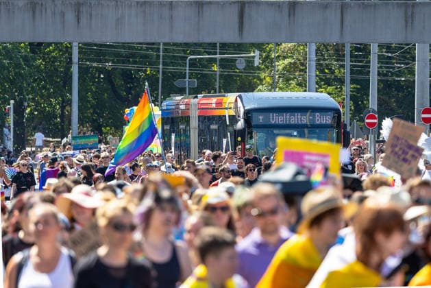 CSD Nürnberg 2026 Nürnberg Pride Week, Nürnberg, 08.08.2026 Parade des Christopher Street Day zieht durch die Innenstadt, begleitet von einem Bus mit der Aufschrift Vielfalts-Bus . Teilnehmer schwenken Regenbogenfahnen und tragen bunte Plakate im Rahmen der Nürnberg Pride Week. Nürnberg Bayern Deutschland *** CSD Nuremberg 2026 Nuremberg Pride Week, Nuremberg, August 8, 2026 The Christopher Street Day parade winds its way through downtown, accompanied by a bus bearing the inscription Diversity Bus. Participants wave rainbow flags and carry colorful posters as part of Nuremberg Pride Week. Nuremberg, Bavaria, Germany 20260808-1V9A6791-M4000