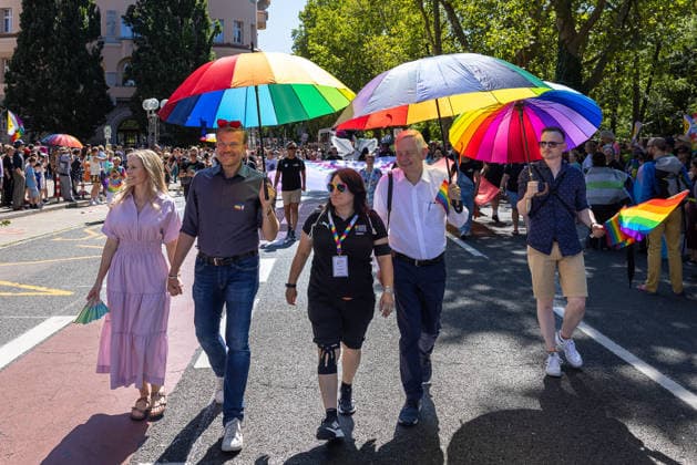 CSD Nürnberg 2026 Nürnberg Pride Week, Nürnberg, 08.08.2026 Bunte Regenschirme prägen die Parade des Christopher Street Day durch die Innenstadt im Rahmen der Nürnberg Pride Week. Unter den Teilnehmenden Oberbürgermeister Marcus König (CSU) mit seiner Ehefrau Anke sowie Landtagsabgeordneter Karl Freller (CSU), MdL. Nürnberg Bayern Deutschland *** CSD Nuremberg 2026 Nuremberg Pride Week, Nuremberg, August 8, 2026 Colorful umbrellas are a prominent feature of the Christopher Street Day parade through the city center as part of Nuremberg Pride Week. Among the participants are Mayor Marcus König (CSU) with his wife Anke, as well as State Parliament Representative Karl Freller (CSU), Member of the State Parliament for Nuremberg, Ba 20260808-286A4527-M4000