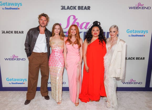 LAS VEGAS, NV - August 7, 2026 : ***HOUSE COVERAGE*** Adam Demos, Leslie Mann, Isla Fisher, Michelle Buteau and Anna Faris pictured at the Las Vegas World Premiere of Black Bear™s SPA WEEKEND at the BleauLive Theater at Fontainebleau Las Vegas in partnership with Getaways by Southwest in Las Vegas, NV on August 7, 2026. Copyright: xGDPxPhotos xMediaPunchx