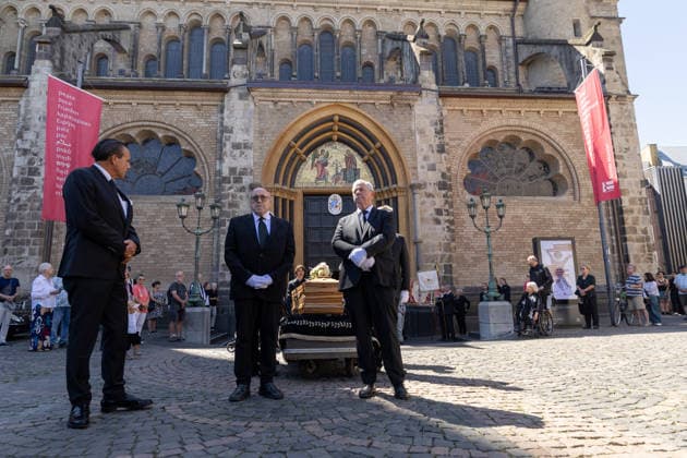 Trauerzug für Kabarettist Konrad Beikircher in Bonn Trauerzug für den Kabarettisten Konrad Beikircher vom Bonner Münster zum Alten Friedhof in Bonn. Der langjährige Wahlbonner, bekannt für seine Kommentare zur rheinischen Mentalität und Sprache, war am 29. Juli 2026 im Alter von 80 Jahren gestorben. Die Beisetzung fand auf dem Alten Friedhof statt, der letzten Ruhestätte zahlreicher bekannter Bonner Persönlichkeiten. Bonn Innenstadt Nordrhein-Westfalen Deutschland *** Funeral Procession for Cabaret Artist Konrad Beikircher in Bonn Funeral procession for cabaret artist Konrad Beikircher from Bonn Cathedral to the Old Cemetery in Bonn A longtime resident of Bonn by choice, known for his commentary on the Rhineland mentality and dialec Copyright: xMarcxJohnx